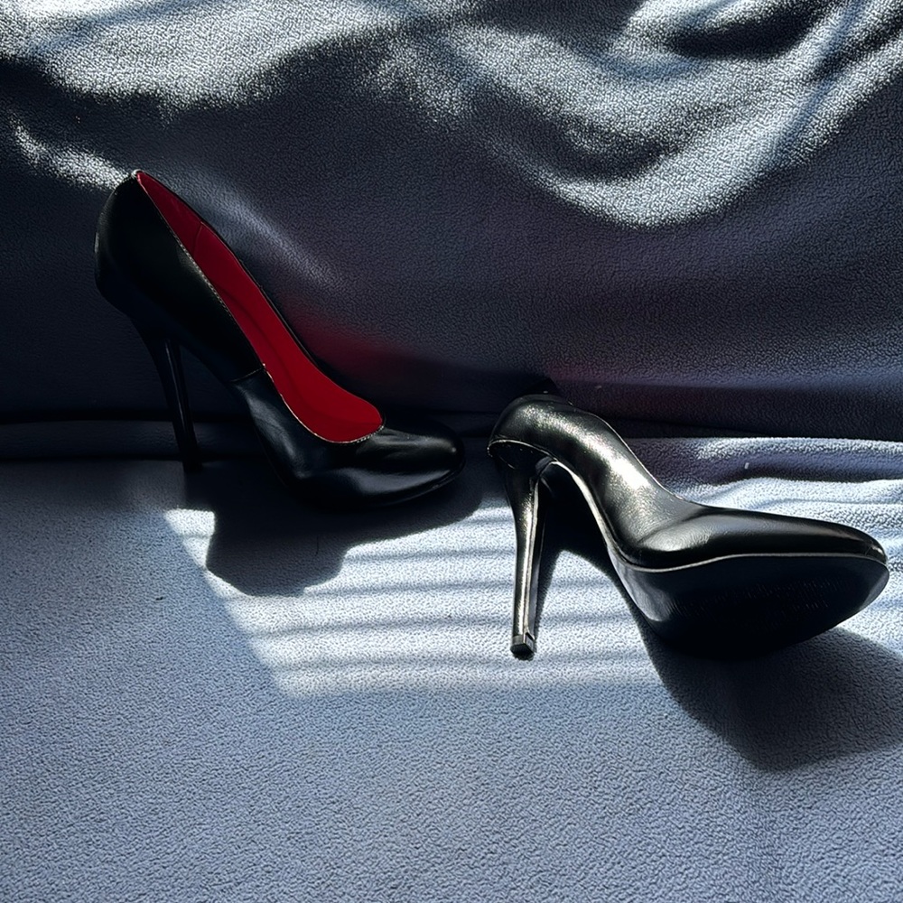 Ladies 👠 shoes— six inch heels—  !!